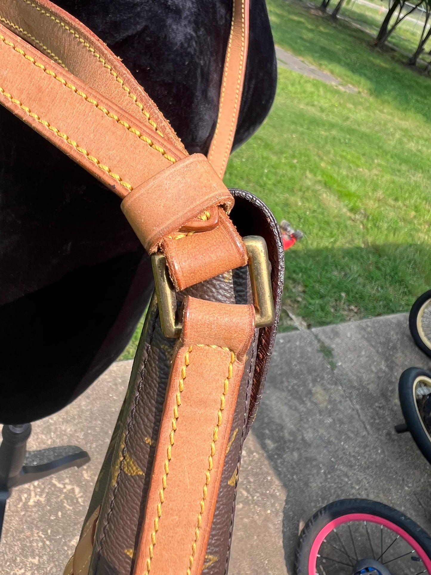 Chantilly-Crossbody